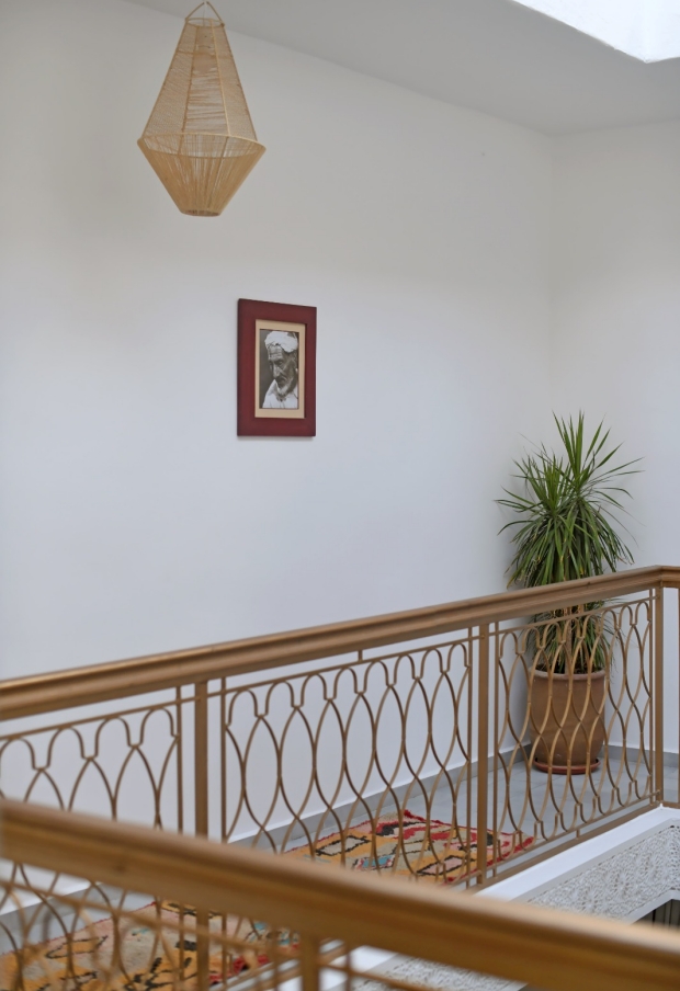 couloir-balcon-rampe-doree-lustre-riad-marrakech